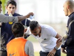 Dentinho visita Corinthians e leva 'banho' de colegas